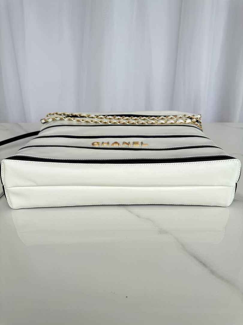 Chanel 22 Handbag AS3261 White Black Calfskin
