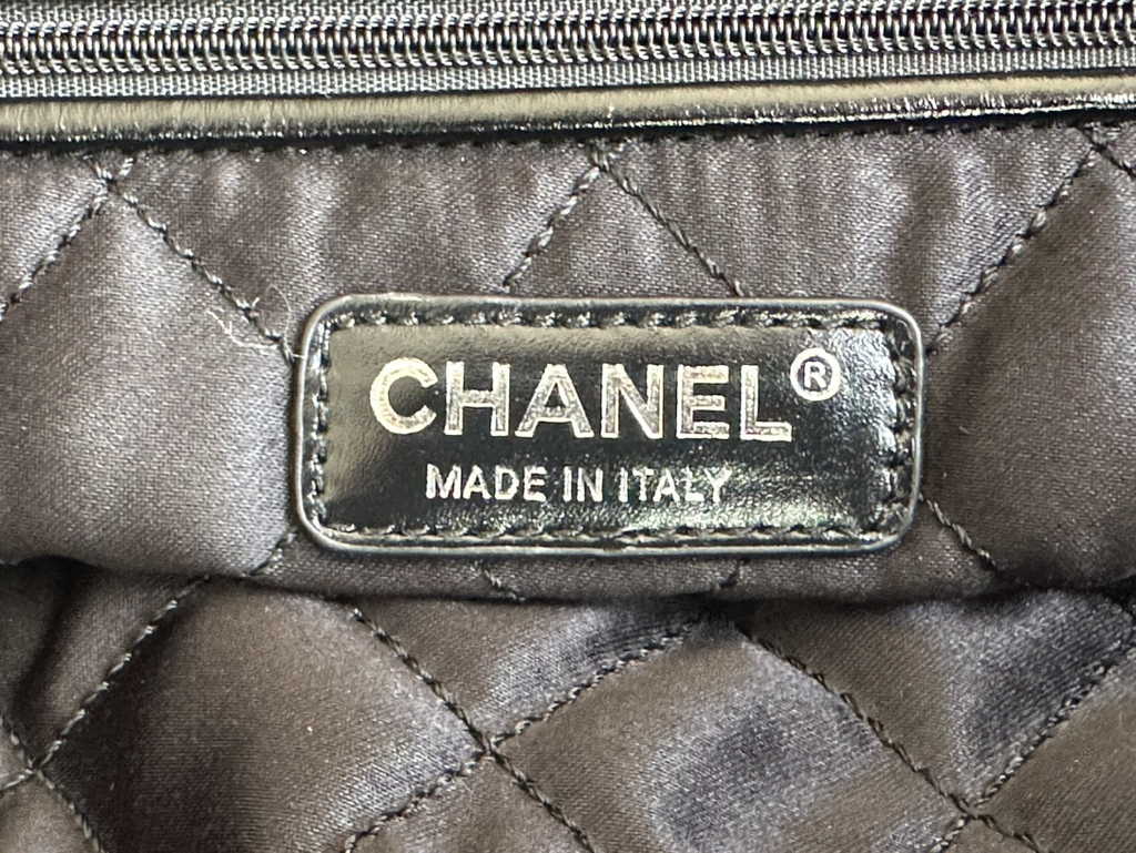 Chanel 22 Large Handbag AS3262 Shiny Calfskin Black-Tone Metal