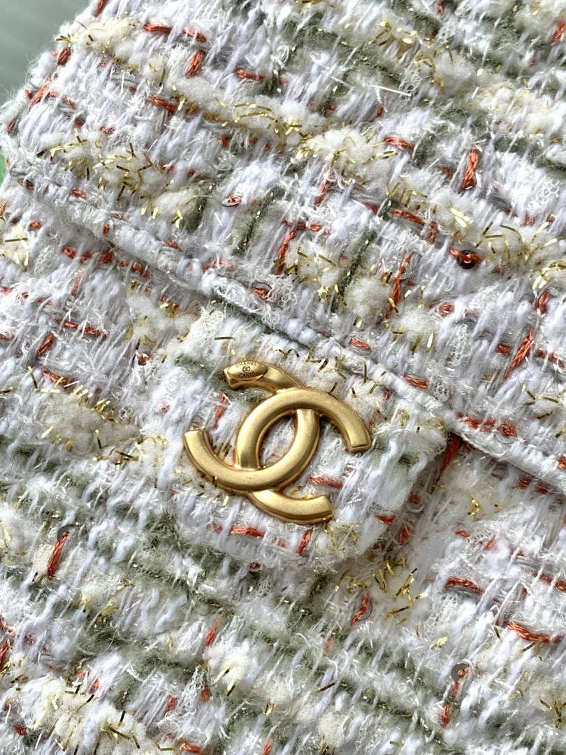 Chanel 25 small handbag, AS5293 Tweed White