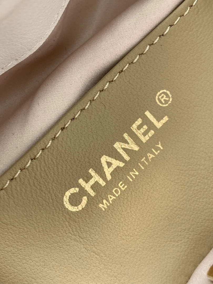 Chanel 25 small handbag, AS5293 Tweed White