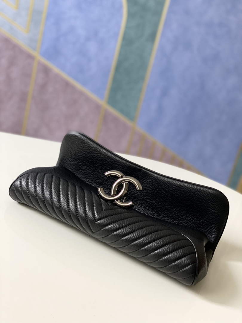 Chanel 86015 Evening Bag deer Leather black