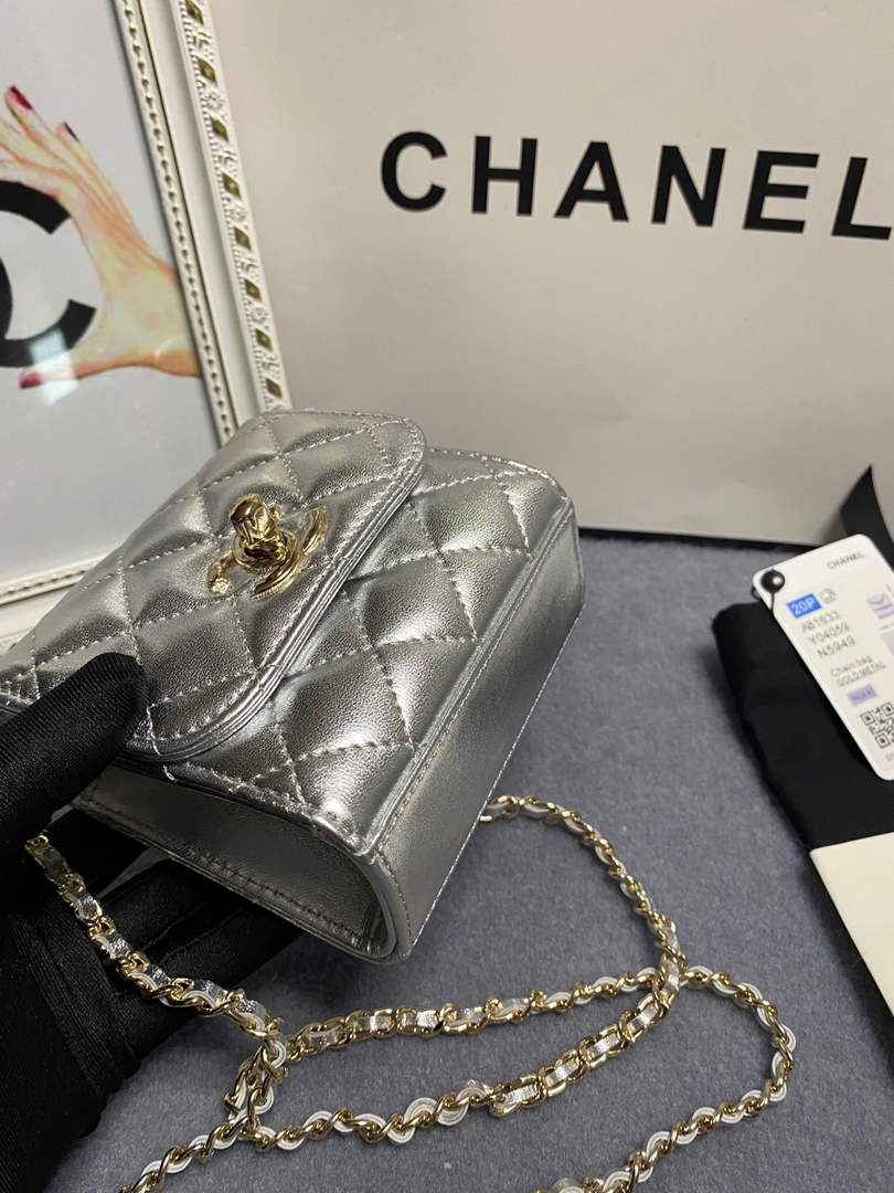 Chanel A81633 Clutch with Chain Lambskin Silver