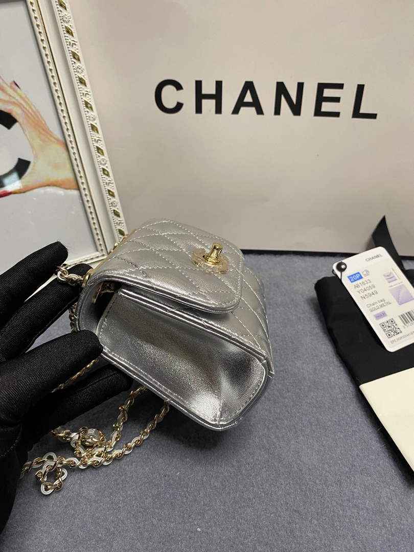 Chanel A81633 Clutch with Chain Lambskin Silver