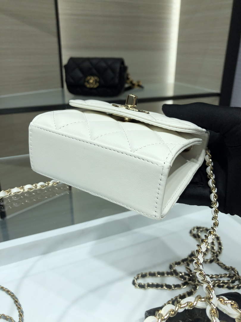 Chanel A81633 Clutch with Chain Lambskin white