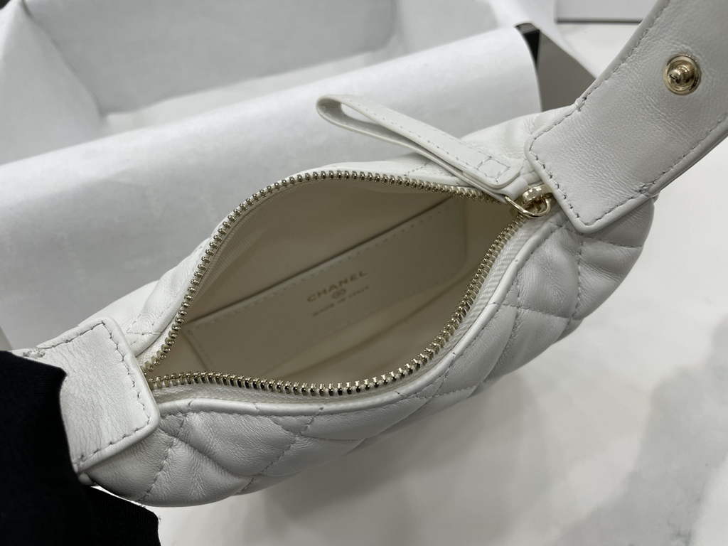 Chanel AP3095 Pouch Lambskin Gold-Tone Metal White