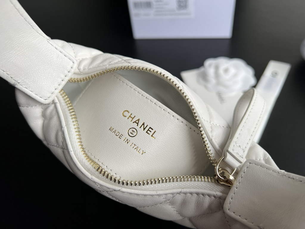Chanel AP3095 Pouch Lambskin Gold-Tone Metal White