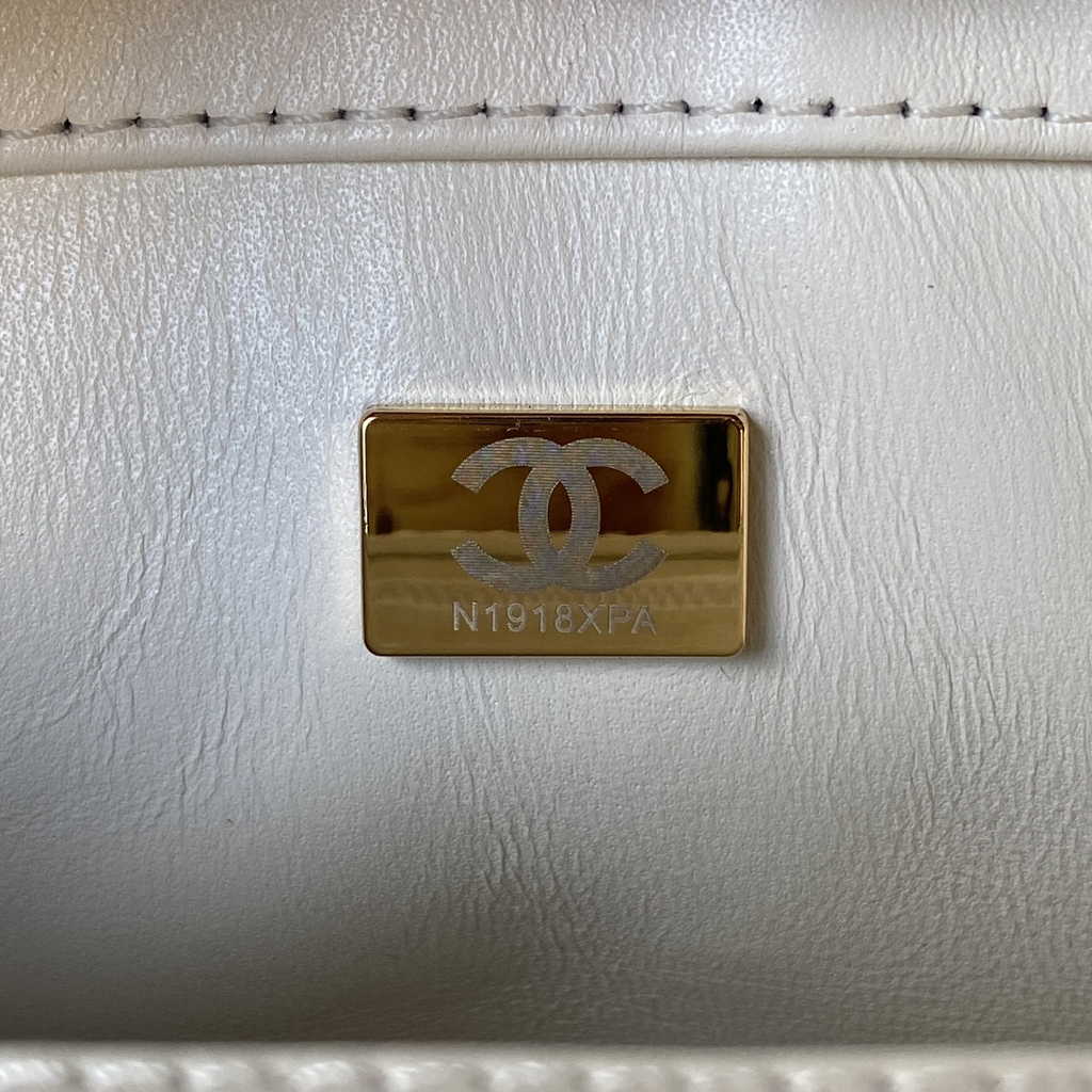 Chanel AS3356 Flap bag Shiny Calfskin gold-tone metal White