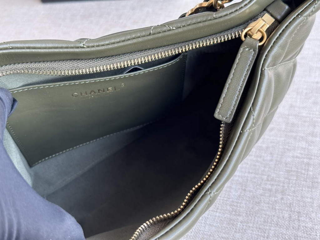 Chanel AS3631 Hobo Handbag Green Lambskin & Gold-Tone Metal