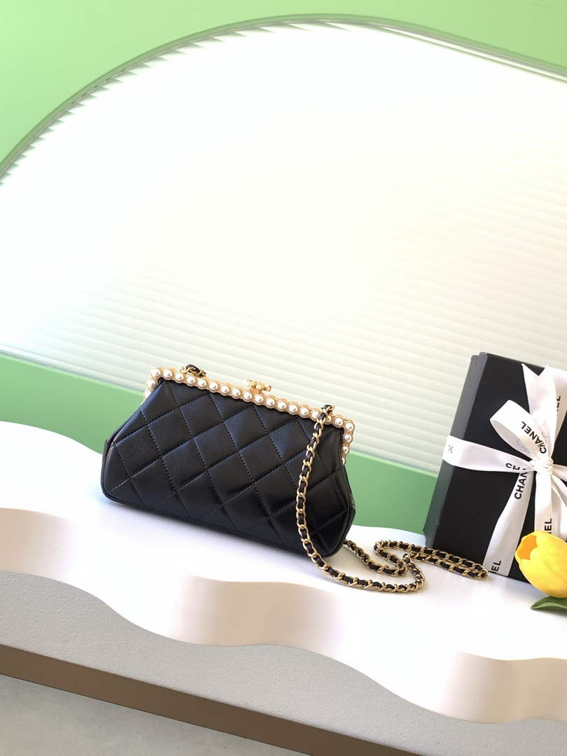 Chanel Clutch Pearly lambskin AS5912