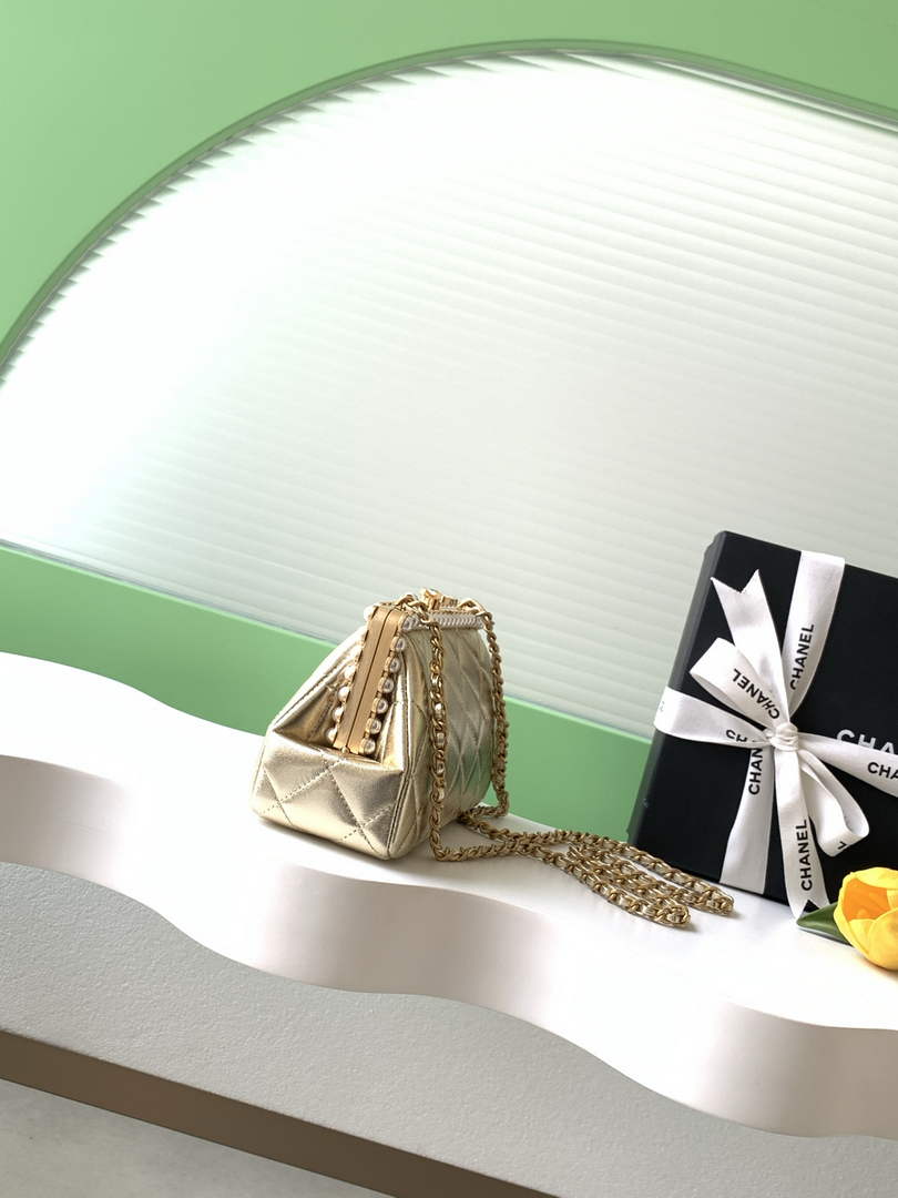 Chanel Clutch Pearly lambskin AS5912