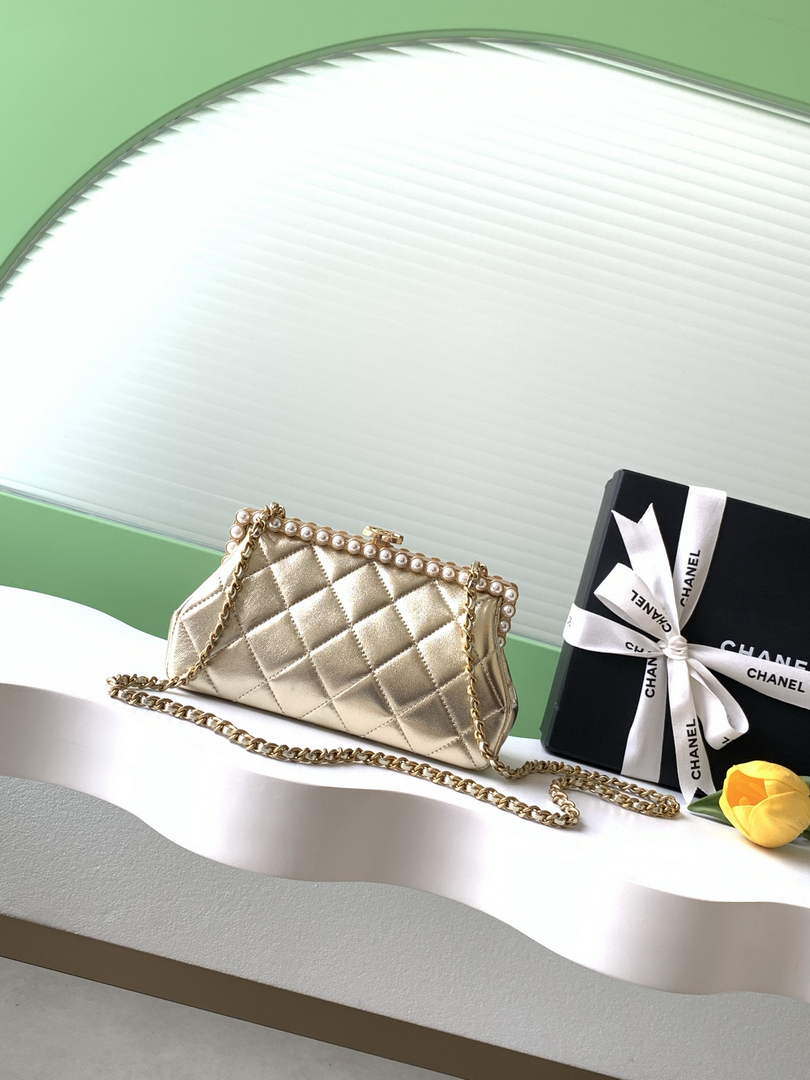 Chanel Clutch Pearly lambskin AS5912