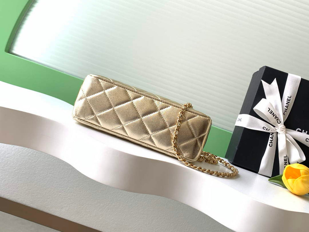 Chanel Clutch Pearly lambskin AS5912