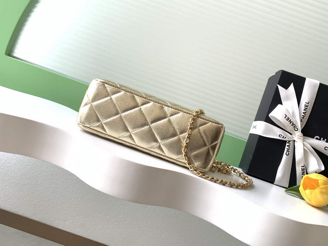 Chanel Clutch Pearly lambskin AS5912