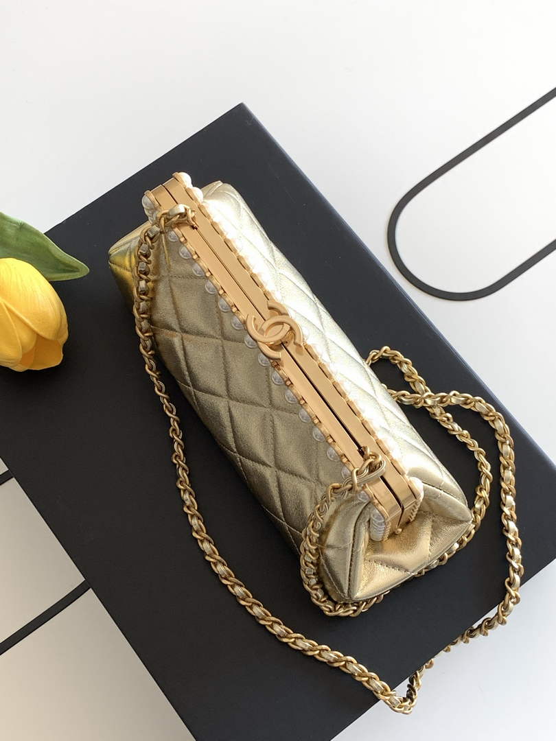 Chanel Clutch Pearly lambskin AS5912