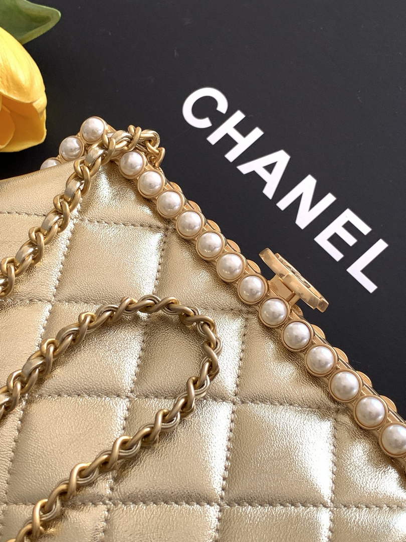 Chanel Clutch Pearly lambskin AS5912