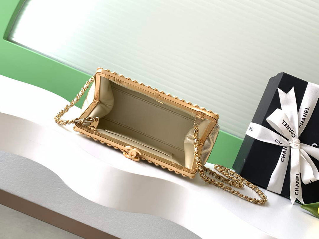 Chanel Clutch Pearly lambskin AS5912