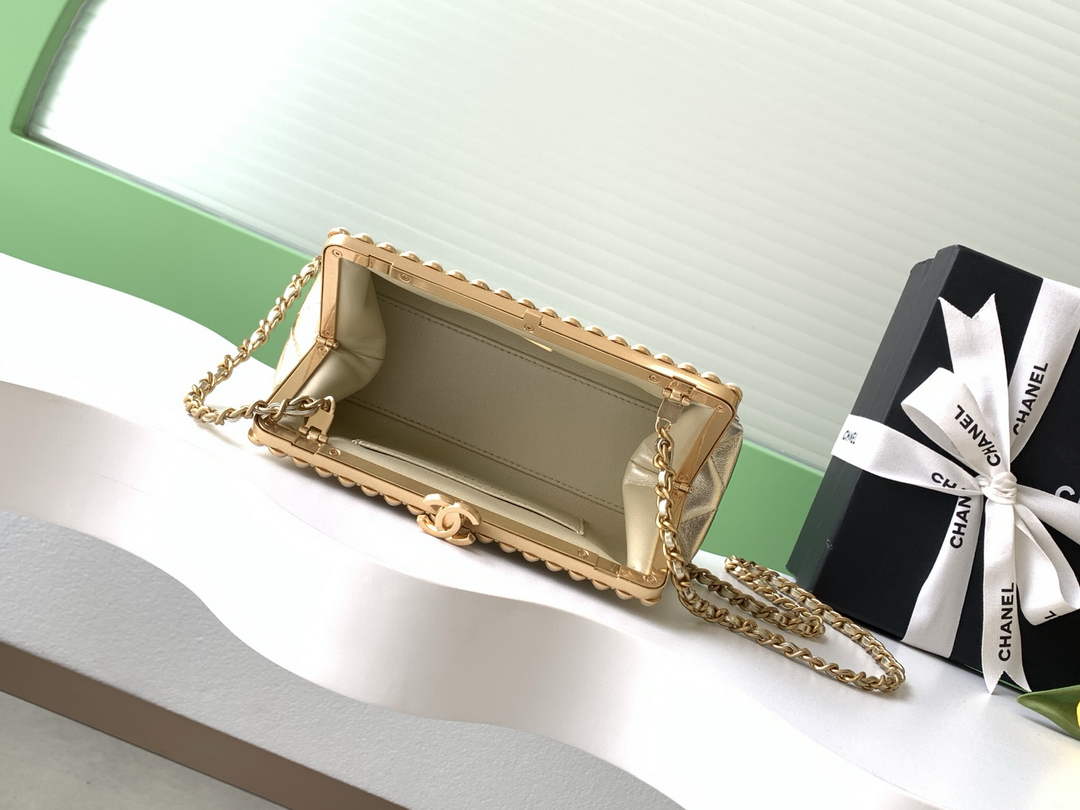 Chanel Clutch Pearly lambskin AS5912