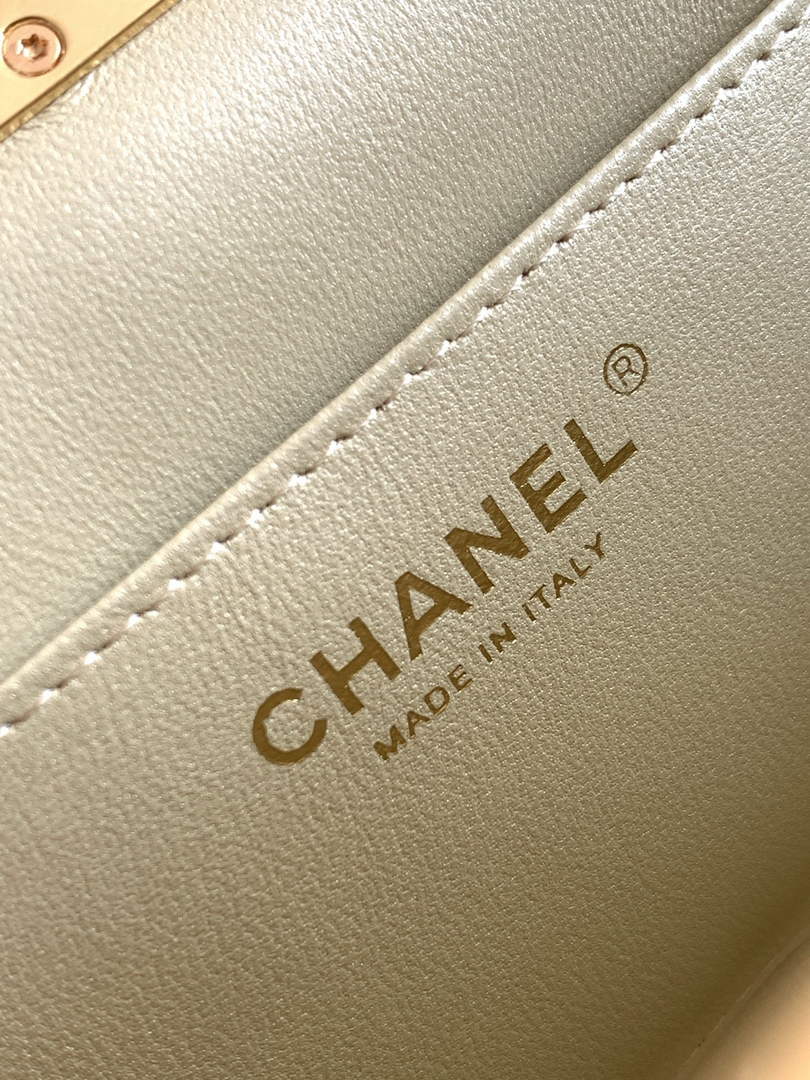 Chanel Clutch Pearly lambskin AS5912