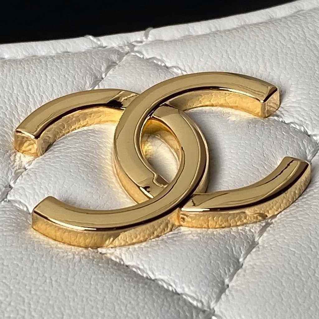 Chanel clutch with chain, AP3786 white lambskin