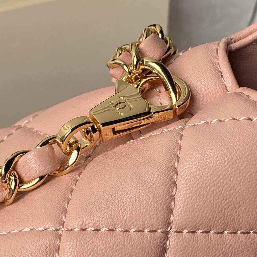 Chanel clutch with chain, AP3787 pink shiny crumpled calfskin