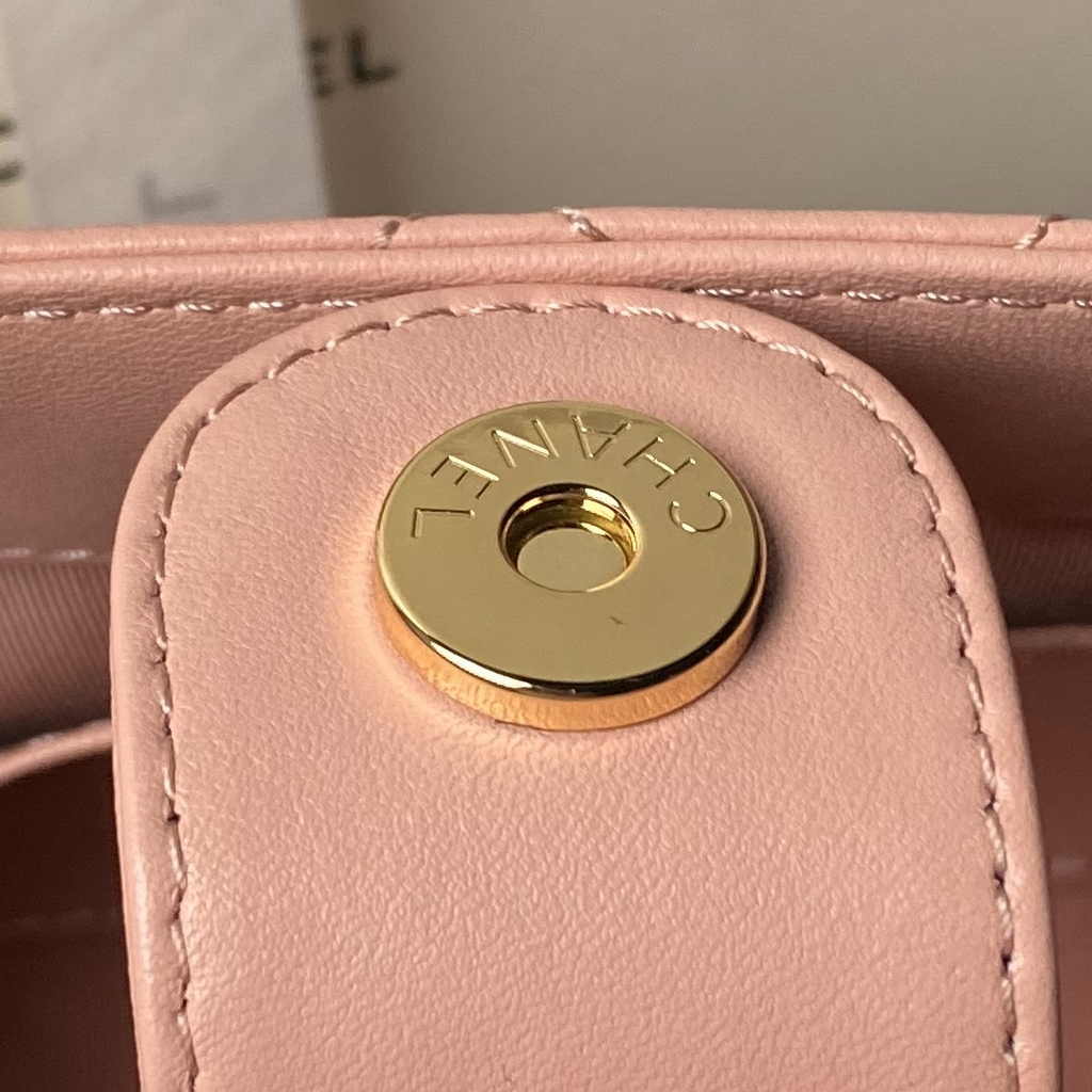 Chanel clutch with chain, AP3787 pink shiny crumpled calfskin