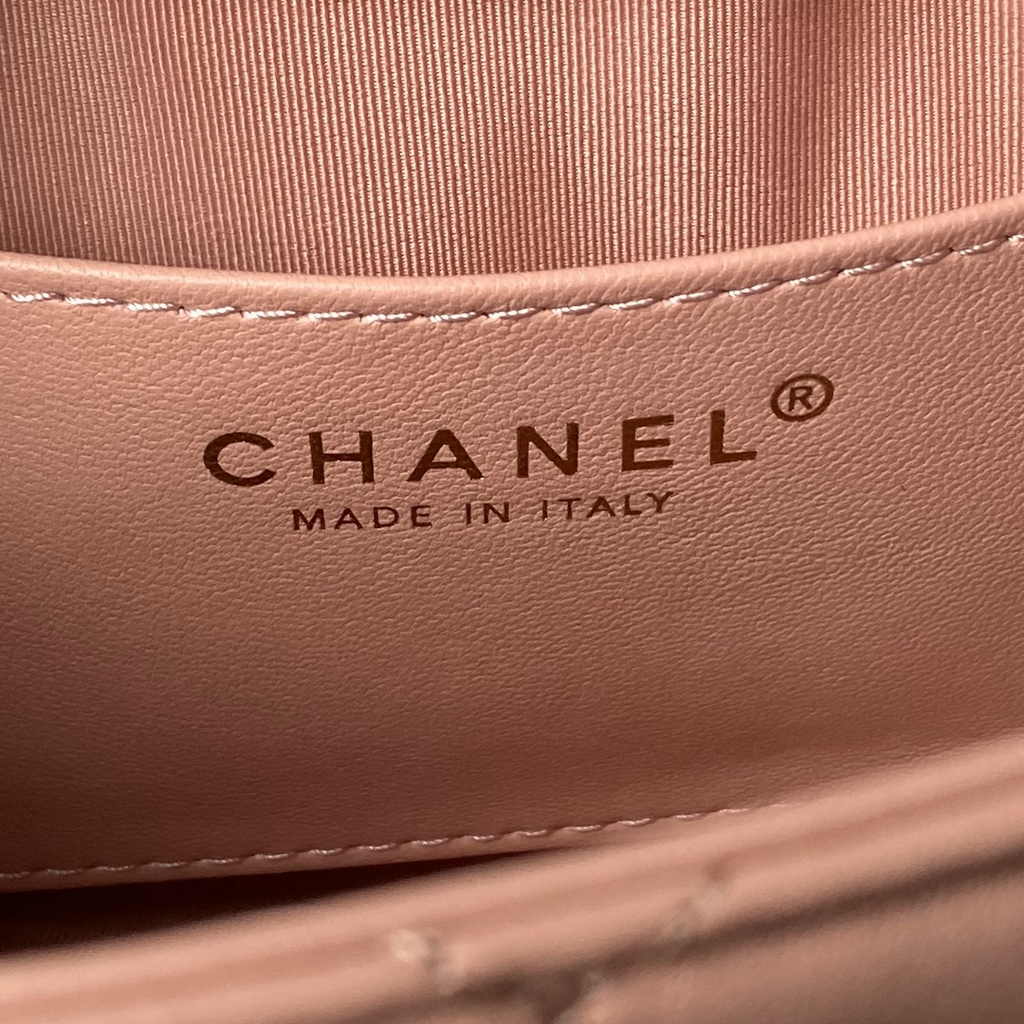 Chanel clutch with chain, AP3787 pink shiny crumpled calfskin