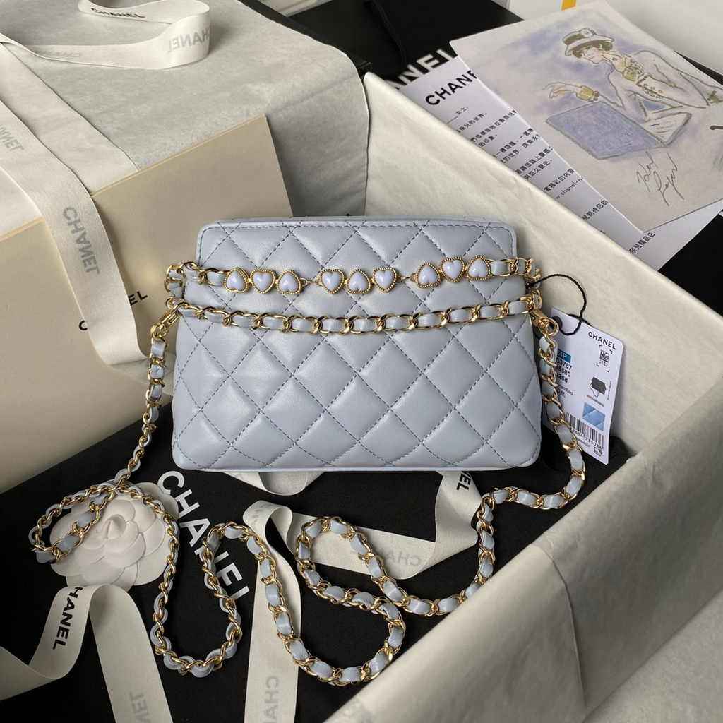 Chanel clutch with chain, AP3787 blue shiny crumpled calfskin