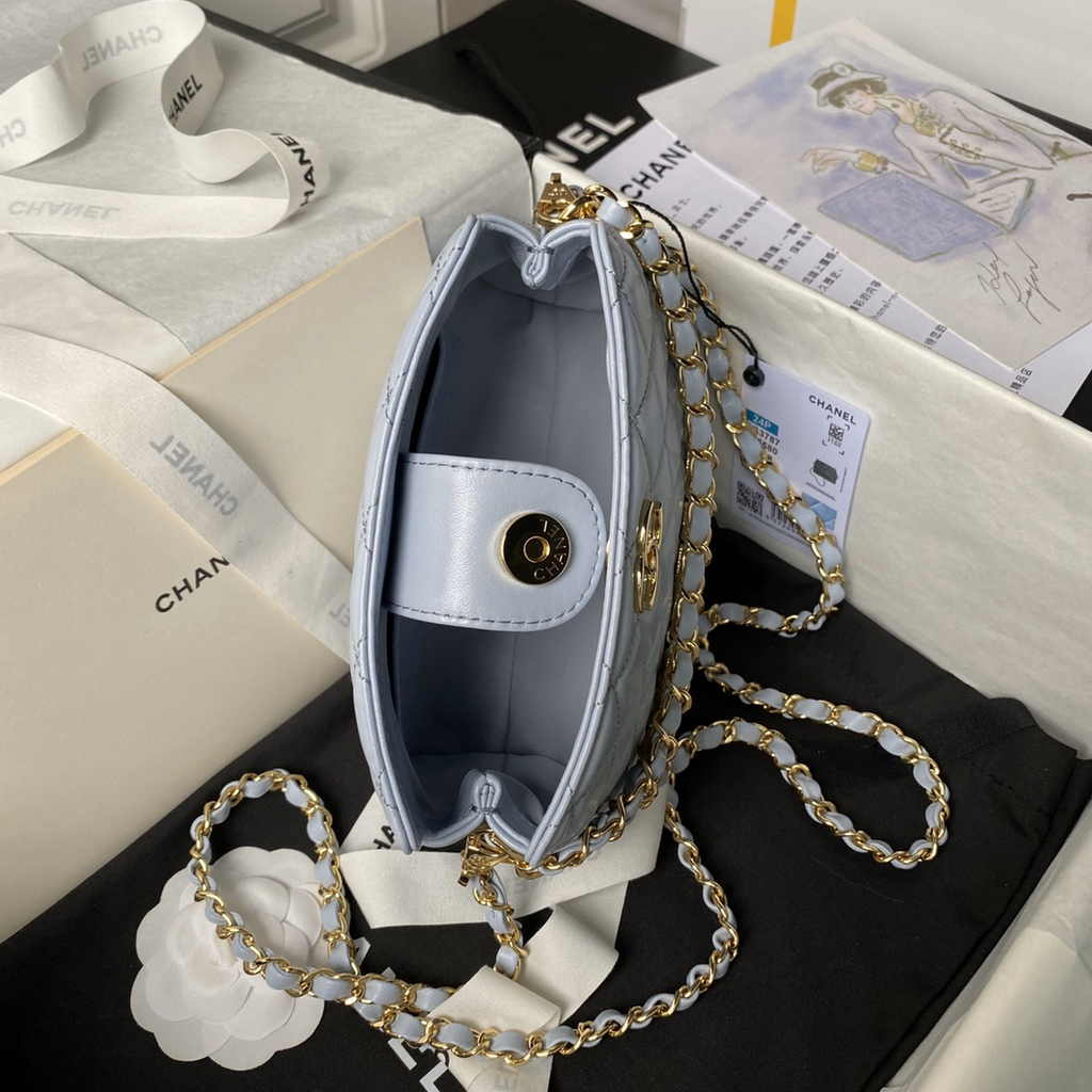 Chanel clutch with chain, AP3787 blue shiny crumpled calfskin