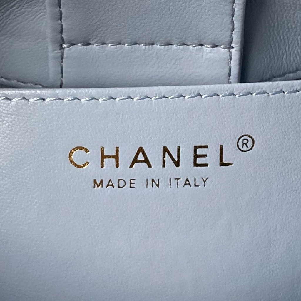 Chanel clutch with chain, AP3787 blue shiny crumpled calfskin