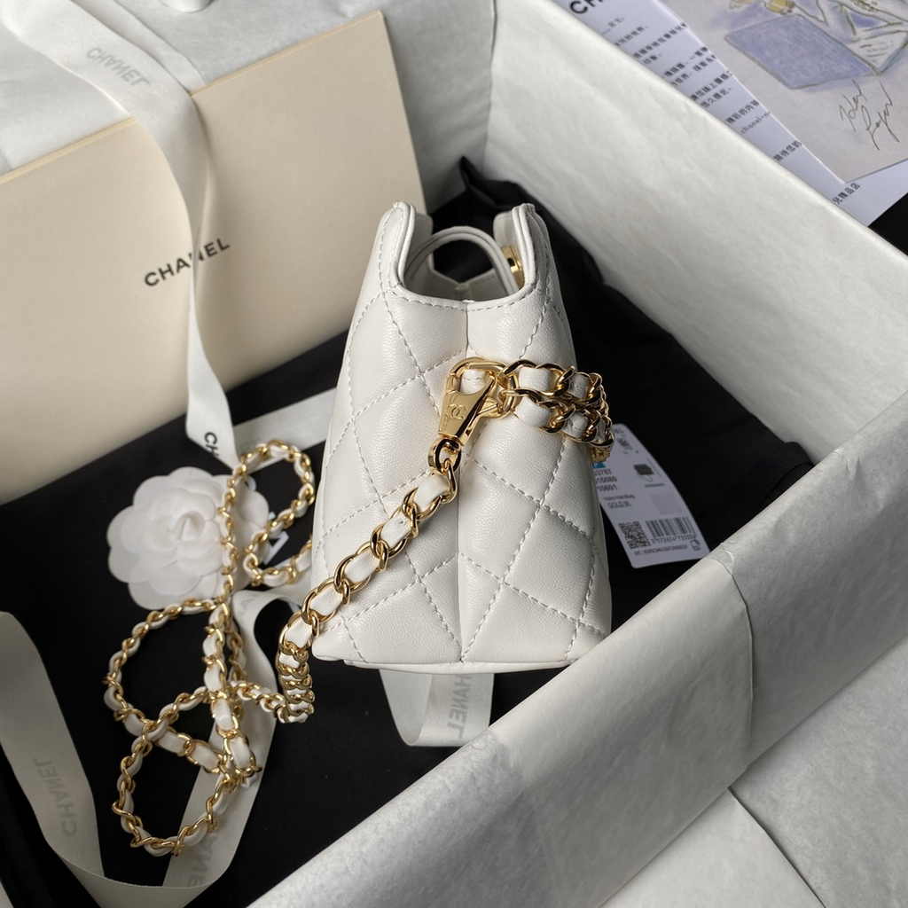 Chanel clutch with chain, AP3787 white shiny crumpled calfskin