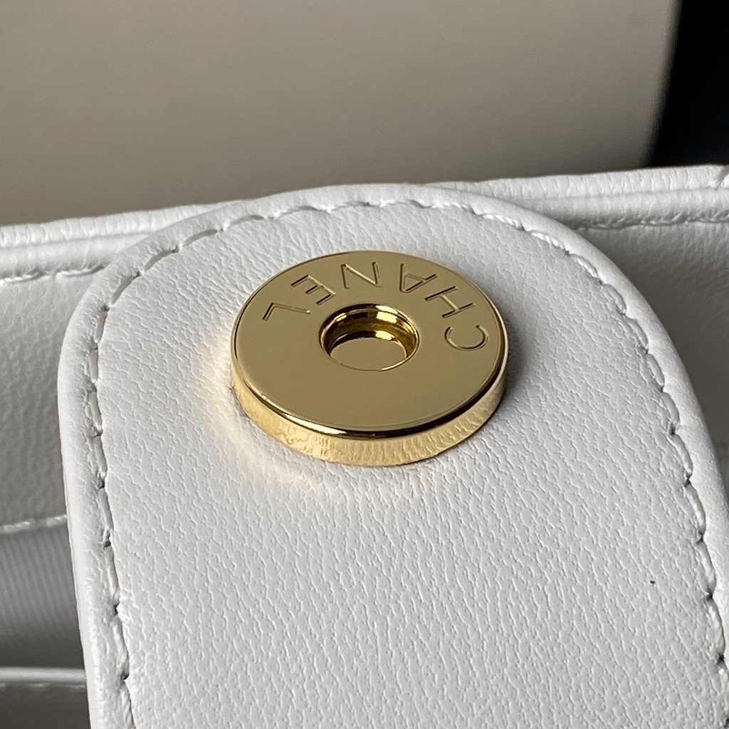 Chanel clutch with chain, AP3787 white shiny crumpled calfskin