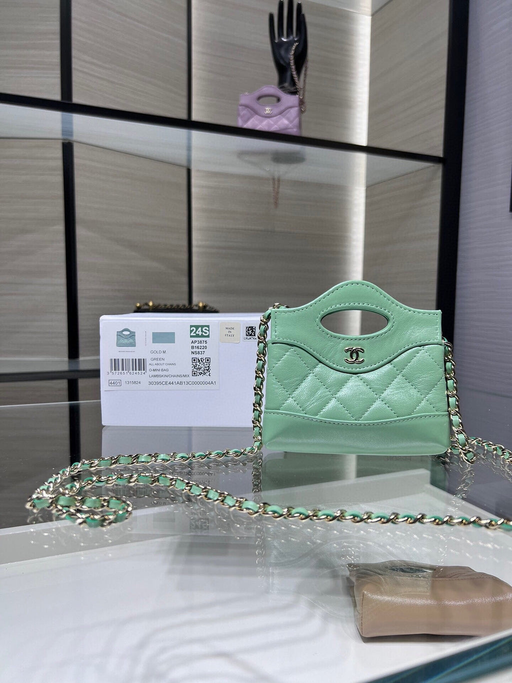 Chanel clutch with chain AP3875 green shiny lambskin