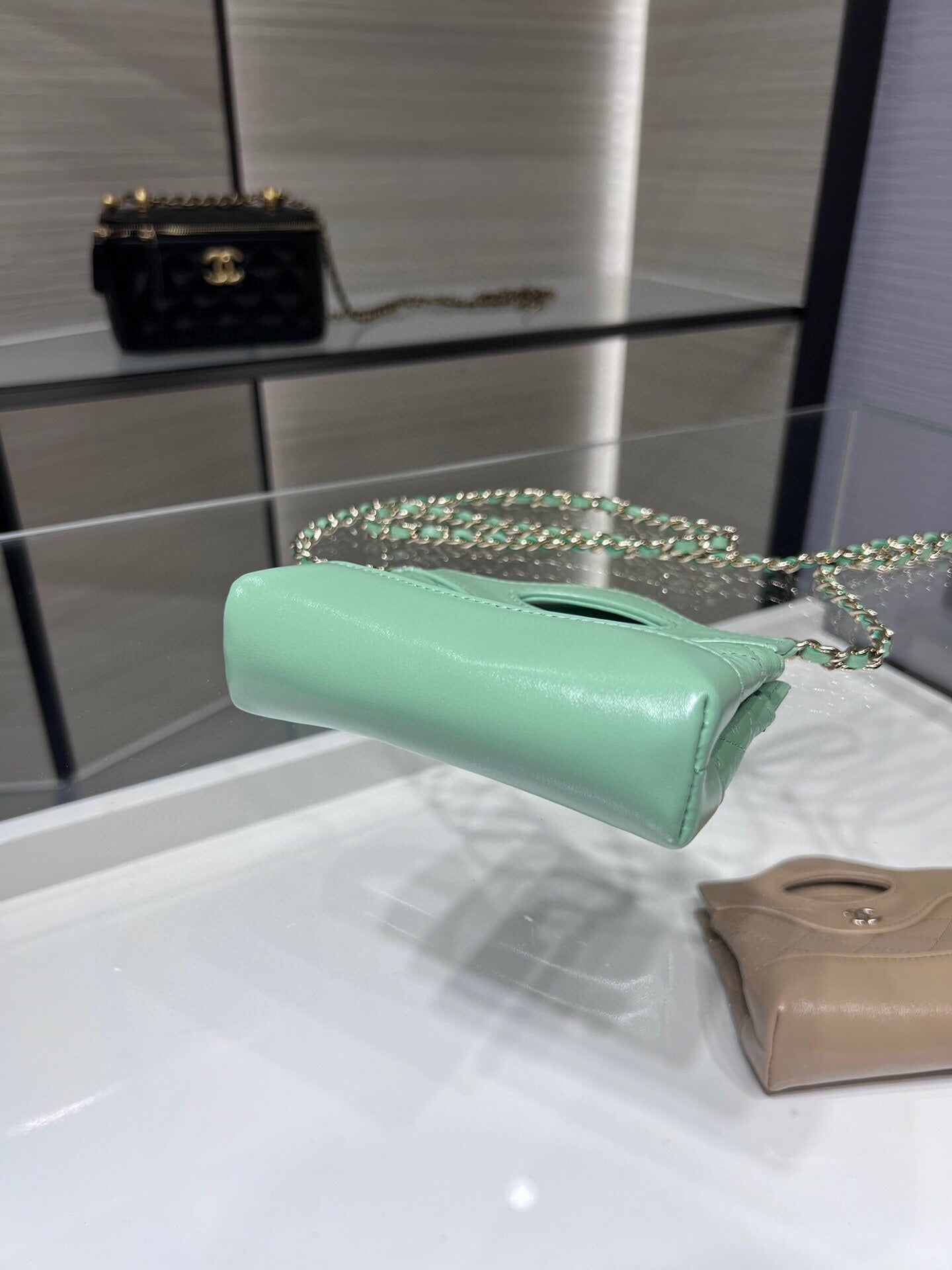 Chanel clutch with chain AP3875 green shiny lambskin