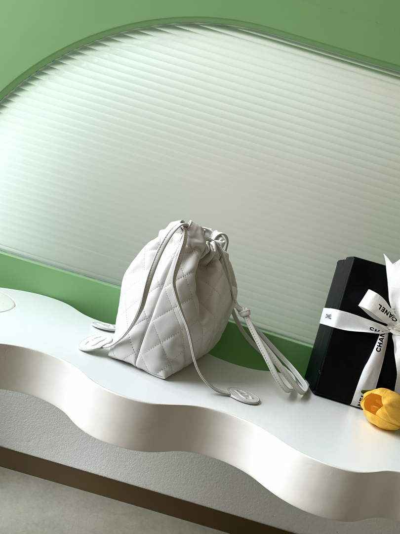 Chanel Clutch with leather strap, AP5228 Lambskin white