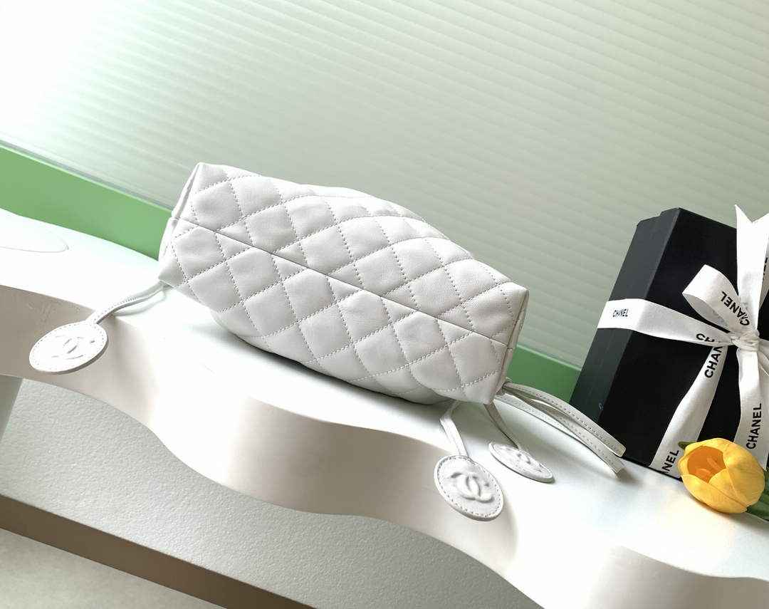 Chanel Clutch with leather strap, AP5228 Lambskin white