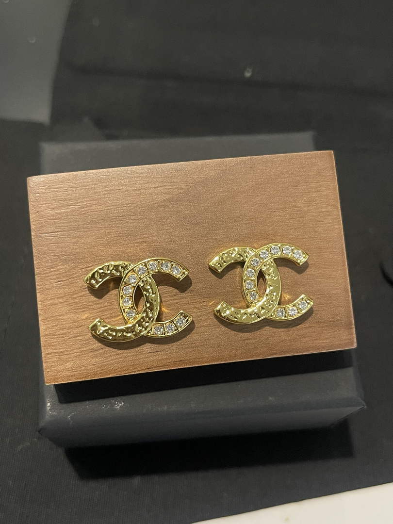 Chanel Coco Crush Earrings J32402