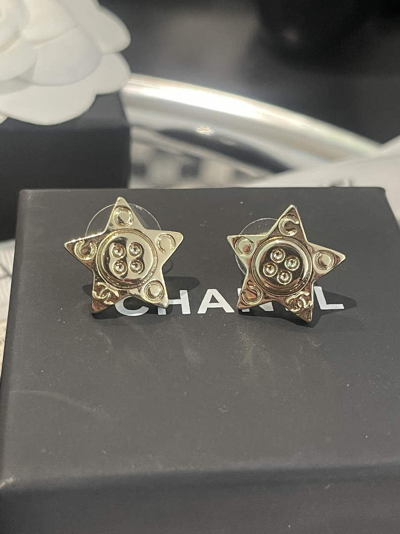 Chanel Coco Crush Earrings J32405