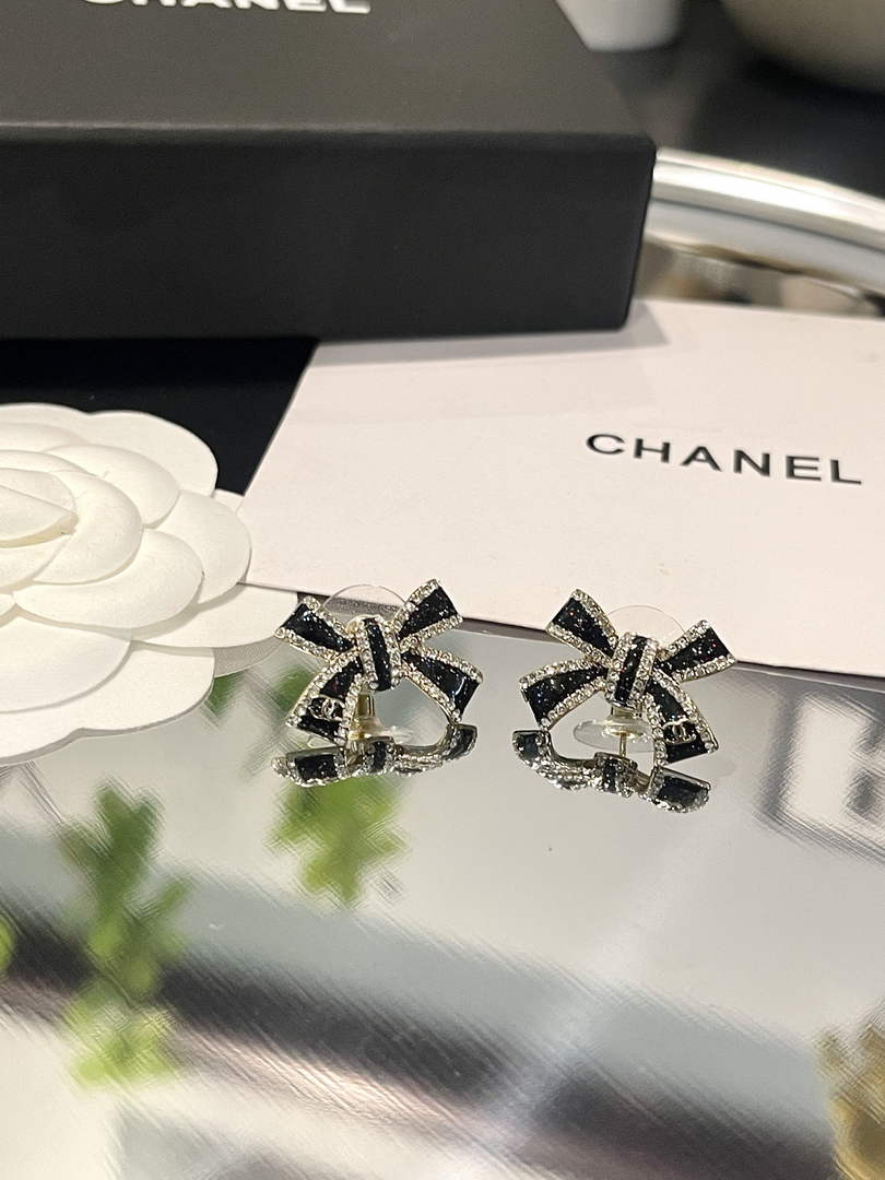 Chanel Coco Crush Earrings J32407