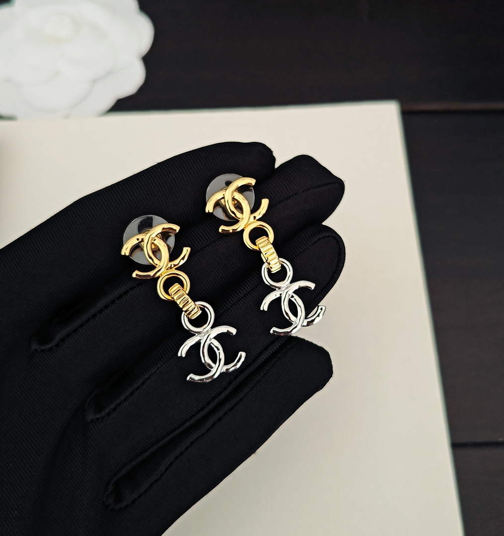 Chanel Coco Crush Earrings J32417