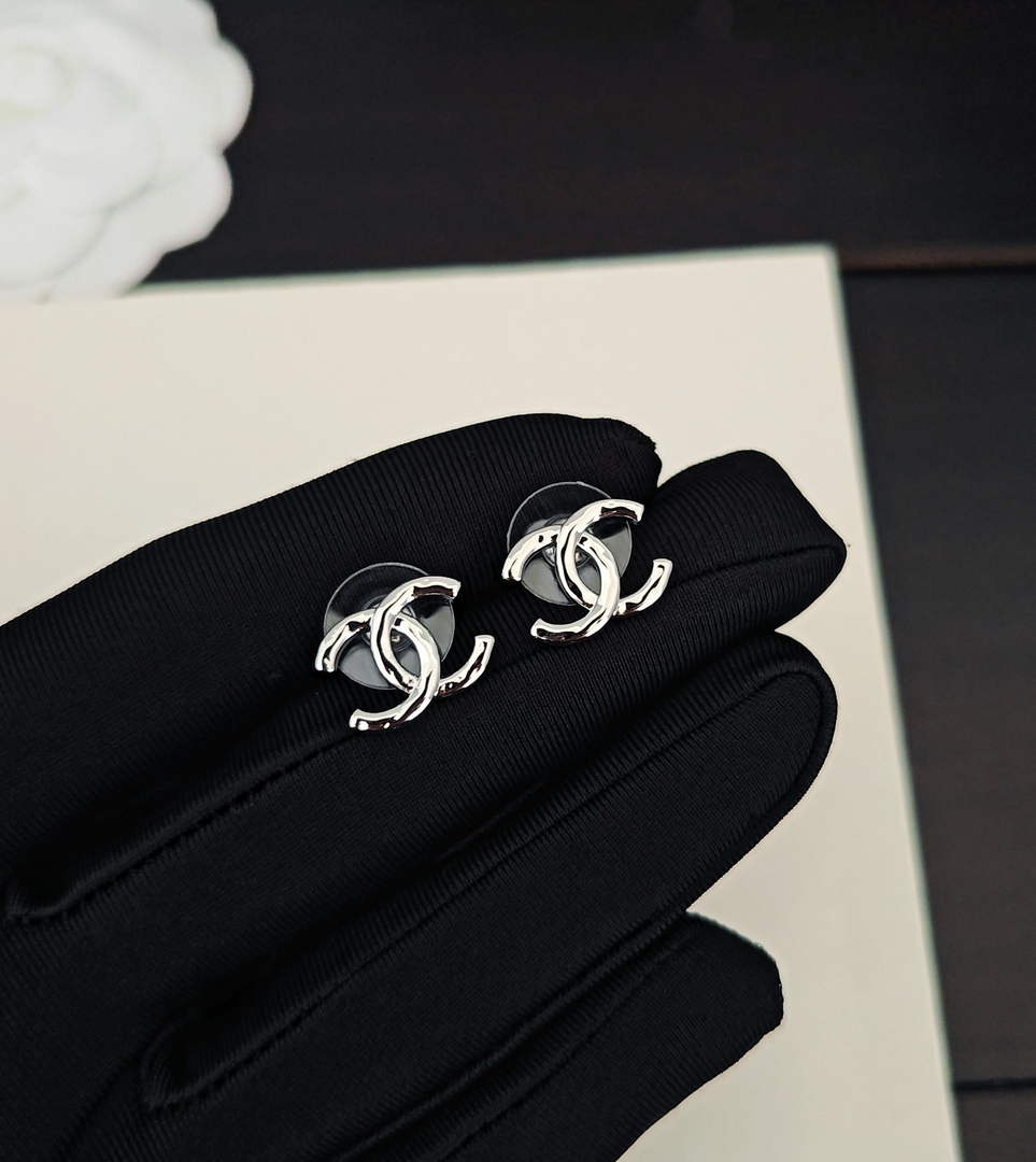 Chanel Coco Crush Earrings J32419
