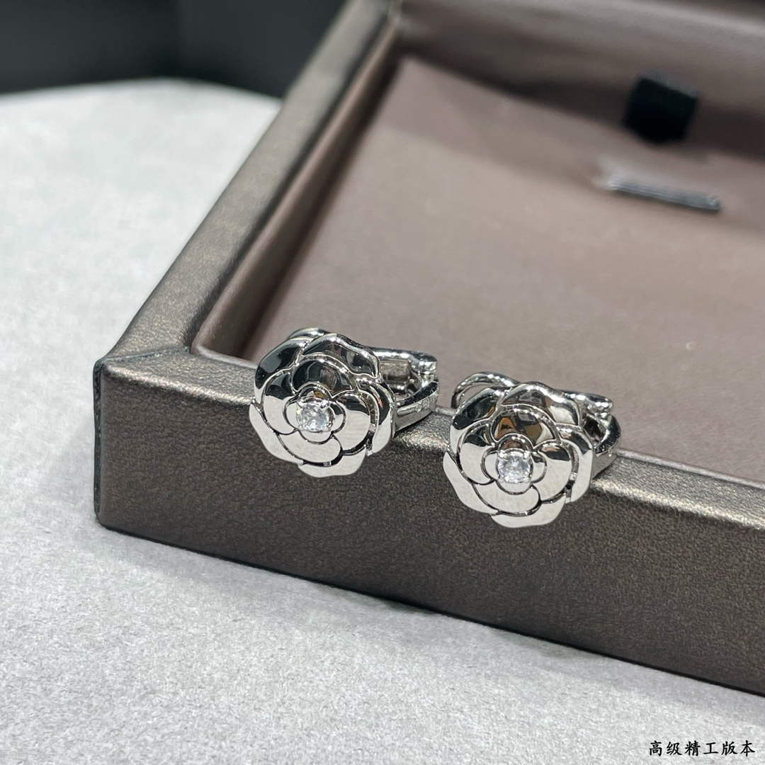Chanel Coco Crush Earrings J32430
