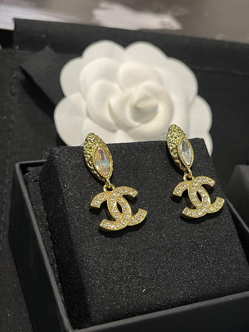 Chanel Coco Crush Earrings J32447