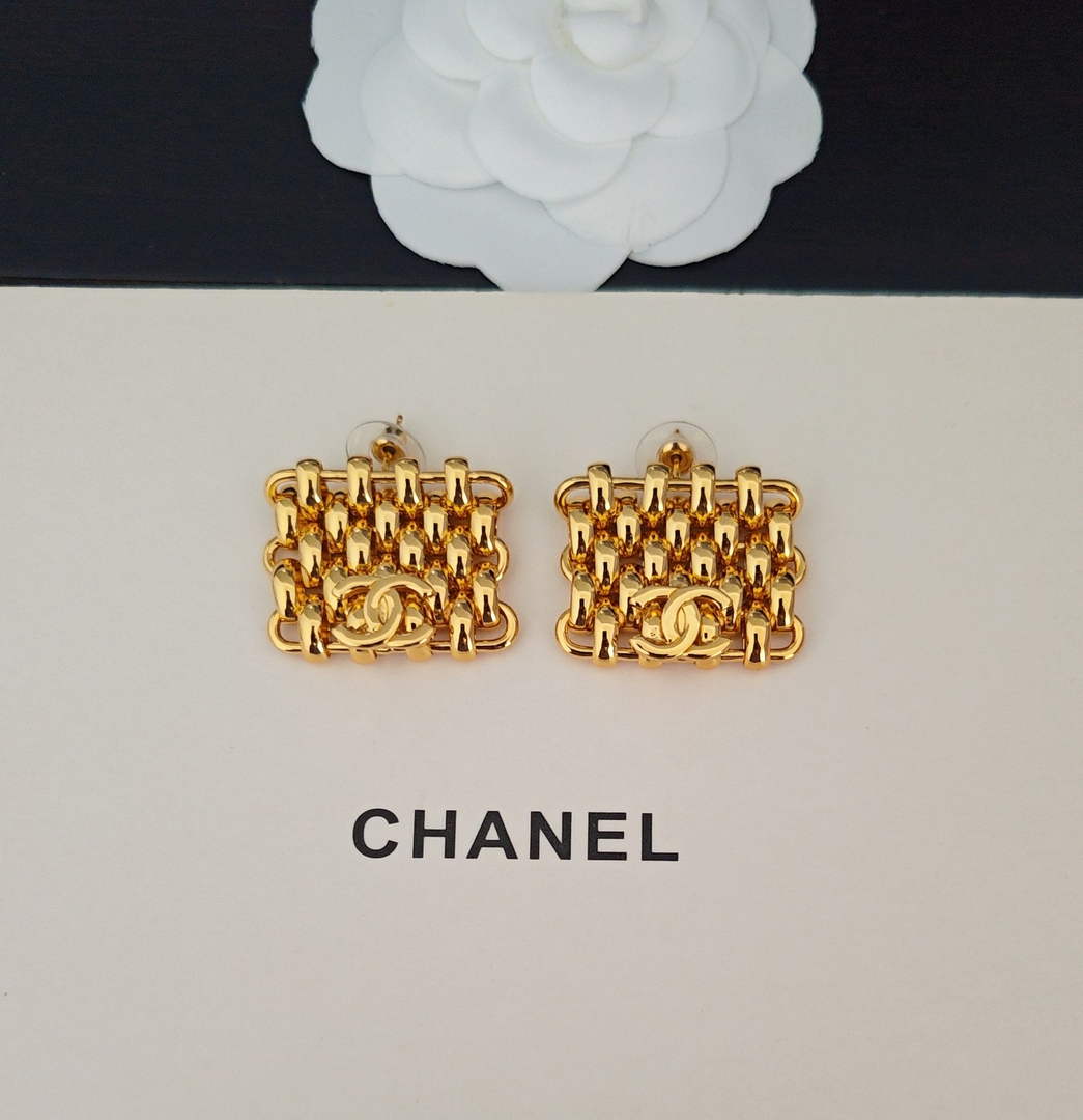 Chanel Coco Crush Earrings J32462