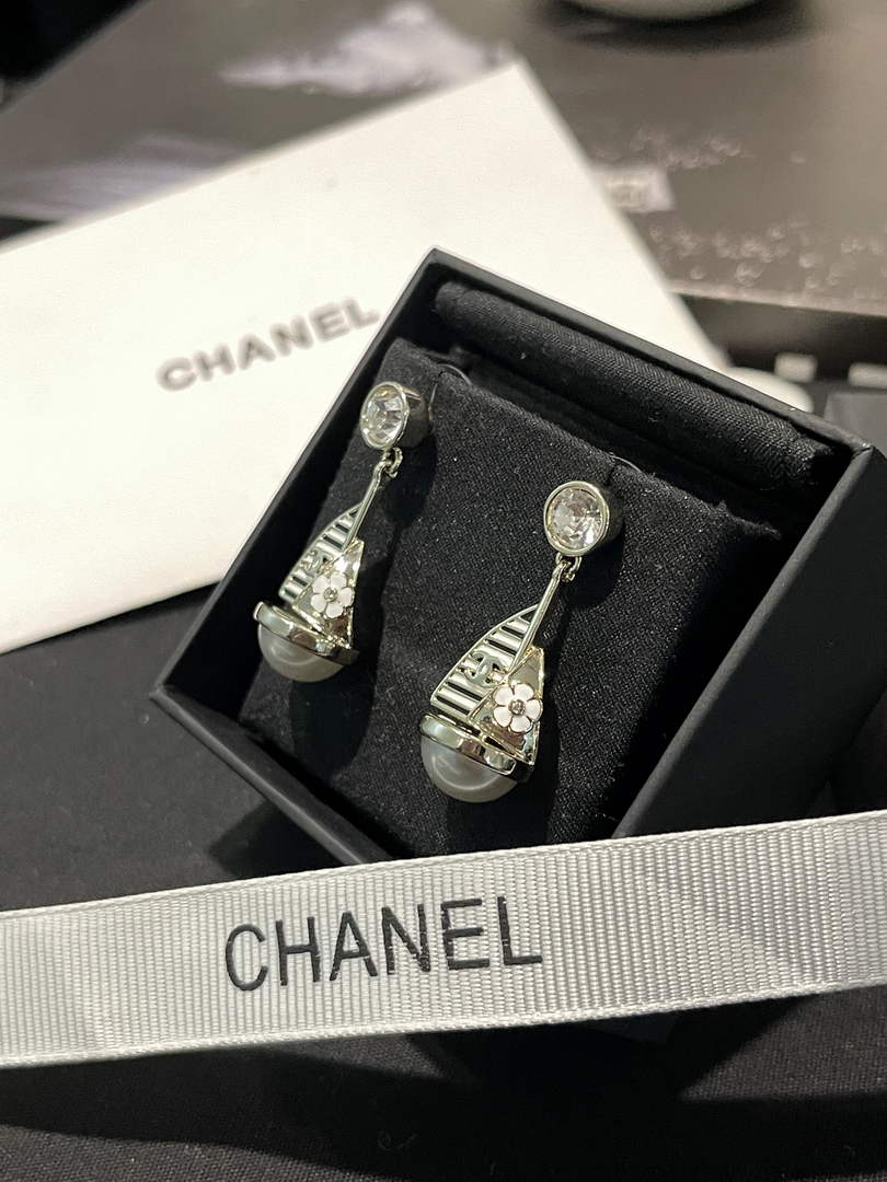 Chanel Coco Crush Earrings J32467