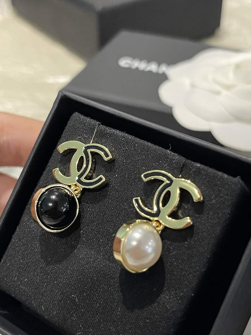 Chanel Coco Crush Earrings J32480
