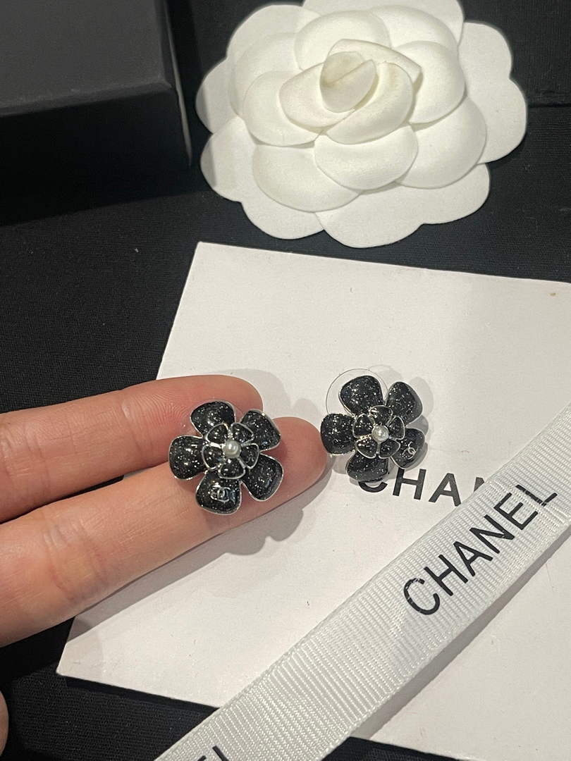 Chanel Coco Crush Earrings J32492