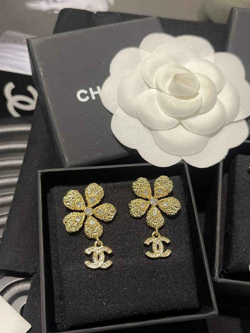 Chanel Coco Crush Earrings J32321