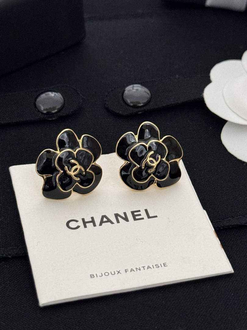 Chanel Coco Crush Earrings J32343