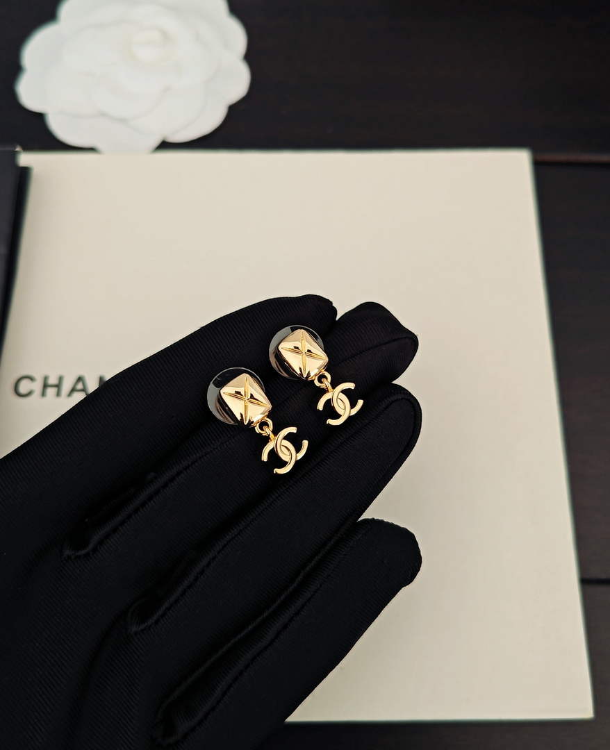 Chanel Coco Crush Earrings J32370