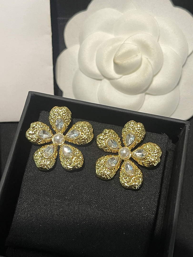 Chanel Coco Crush Earrings J32395